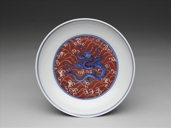 青花描紅盤龍海獸紋盤