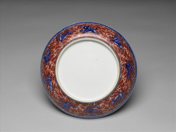 青花描紅盤龍海獸紋盤