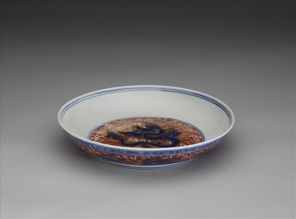 青花描紅盤龍海獸紋盤