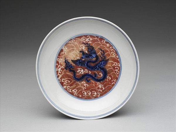青花描紅盤龍海獸紋盤