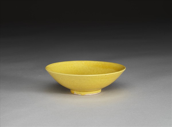 嬌黃釉碟