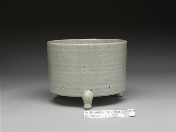 月白釉奩式三足爐