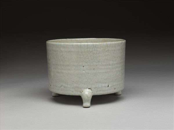 月白釉奩式三足爐