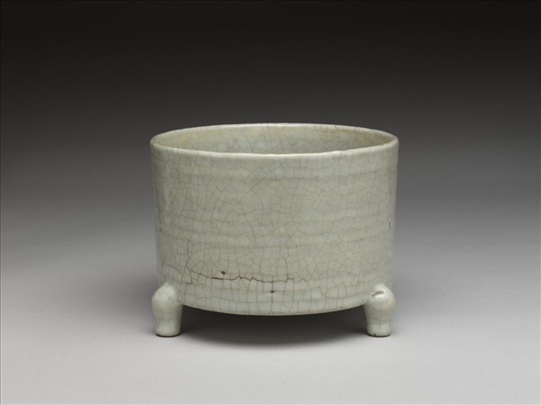 月白釉奩式三足爐