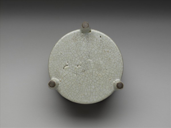 月白釉奩式三足爐