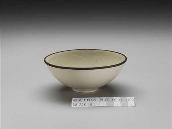 定窯 劃花芍藥小碗