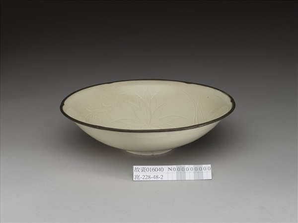 定窯 劃花蓮花葵口碗