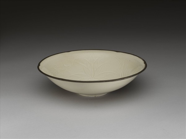 定窯 劃花蓮花葵口碗
