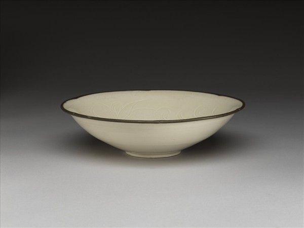 定窯 劃花蓮花葵口碗