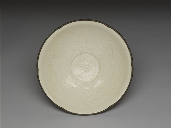 定窯 劃花蓮花葵口碗