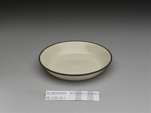 定窯 牙白劃花蓮花碟