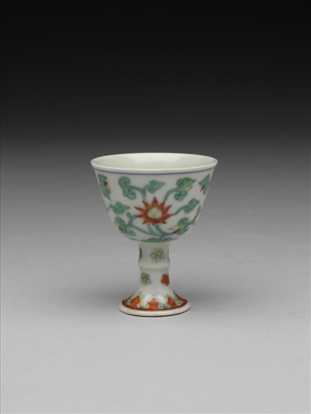 鬥彩花卉紋高足杯