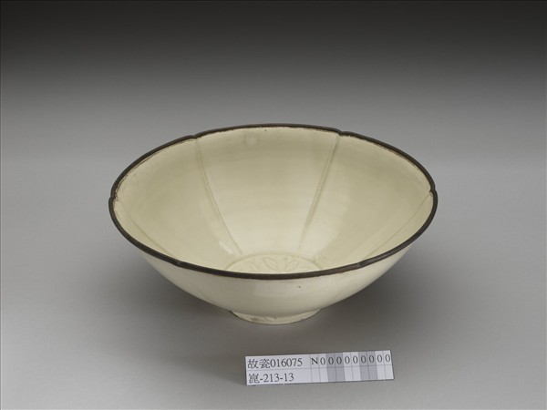 定窯 劃花蓮花葵花式碗