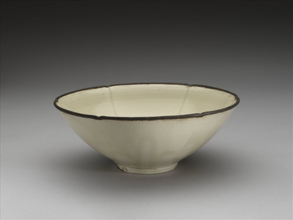 定窯 劃花蓮花葵花式碗