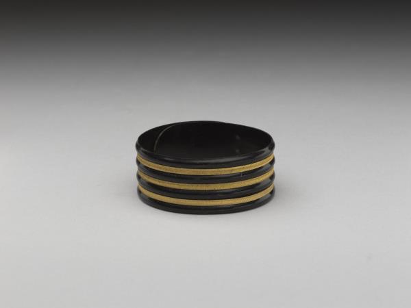 牛角嵌金鐲
