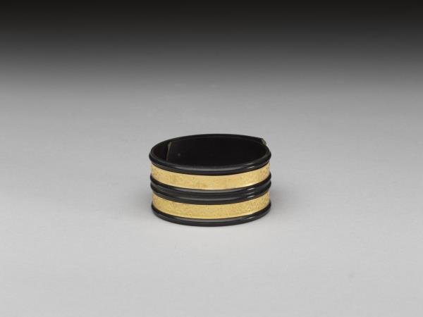 牛角嵌金鐲