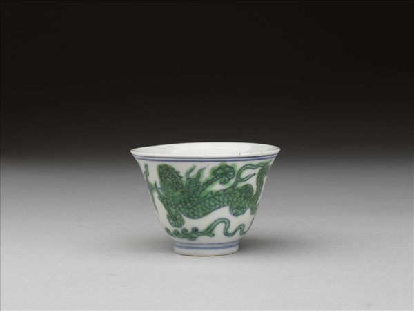 青花綠彩雙龍紋杯
