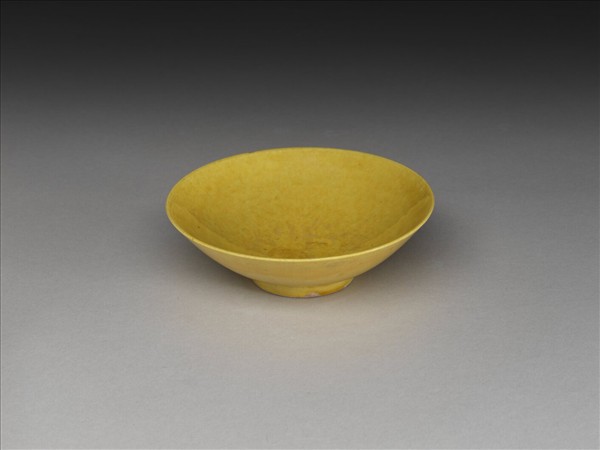 嬌黃釉碟