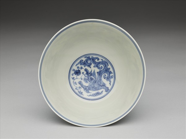 青花夔龍紋高足碗