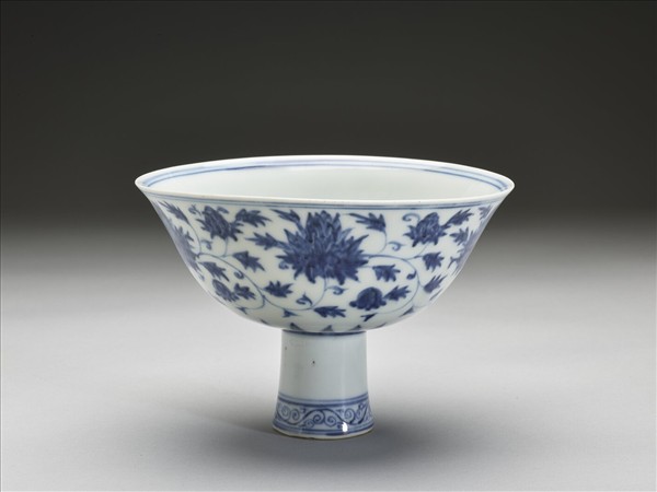 青花番蓮紋高足碗