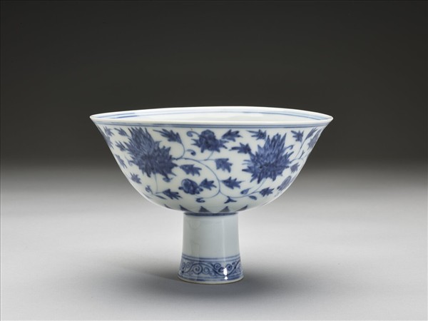 青花番蓮紋高足碗
