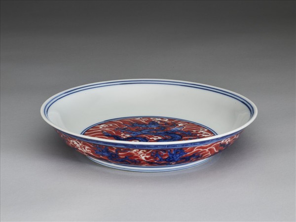 青花紅彩波濤龍紋盤