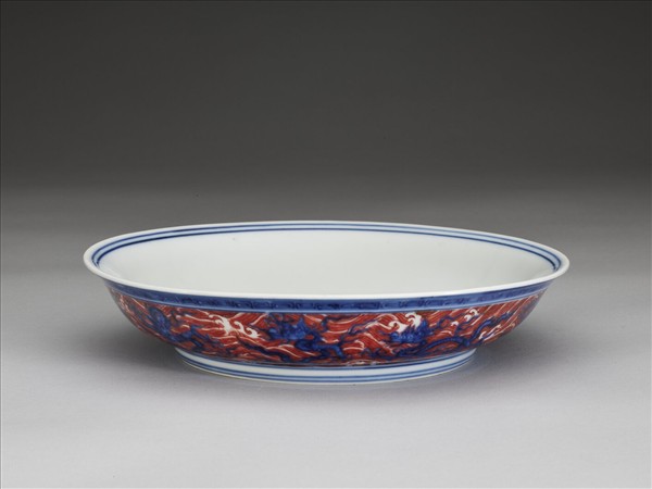 青花紅彩波濤龍紋盤