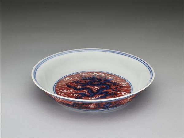 青花紅彩波濤龍紋盤