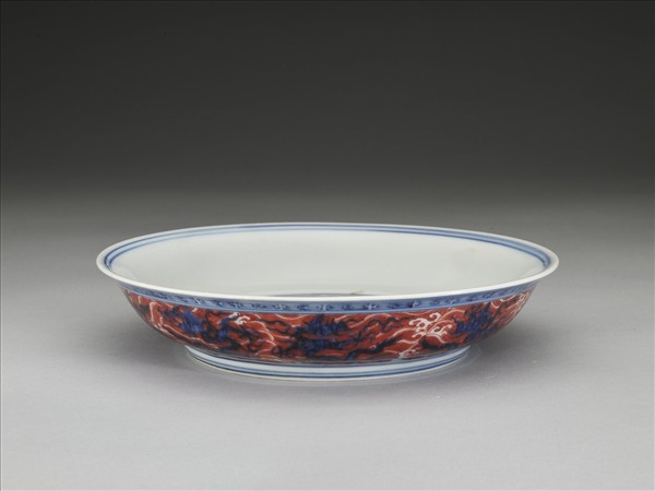 青花紅彩波濤龍紋盤