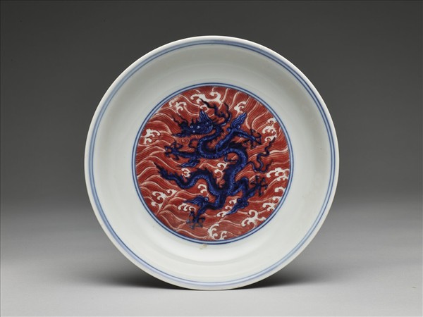 青花紅彩波濤龍紋盤