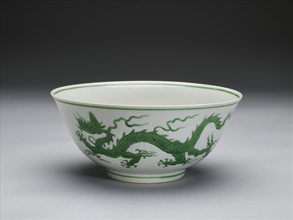 綠彩雲龍紋碗