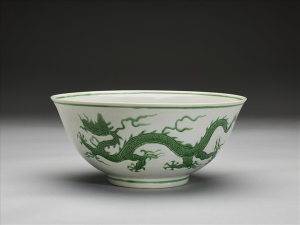 綠彩雲龍紋碗