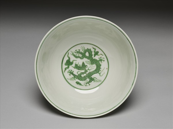 綠彩雲龍紋碗