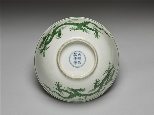 綠彩雲龍紋碗