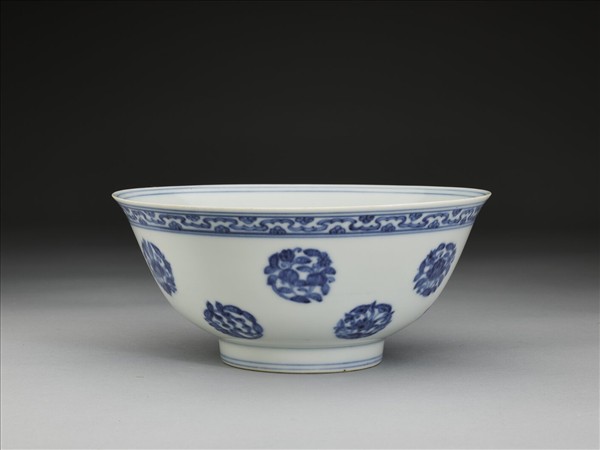 青花四季團花果紋碗