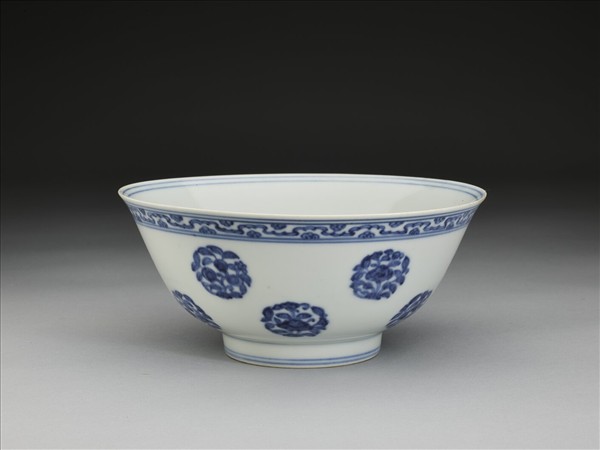 青花四季團花果紋碗