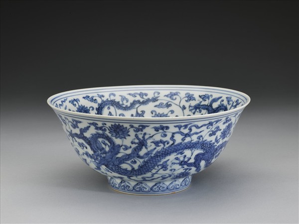 青花番蓮龍紋碗