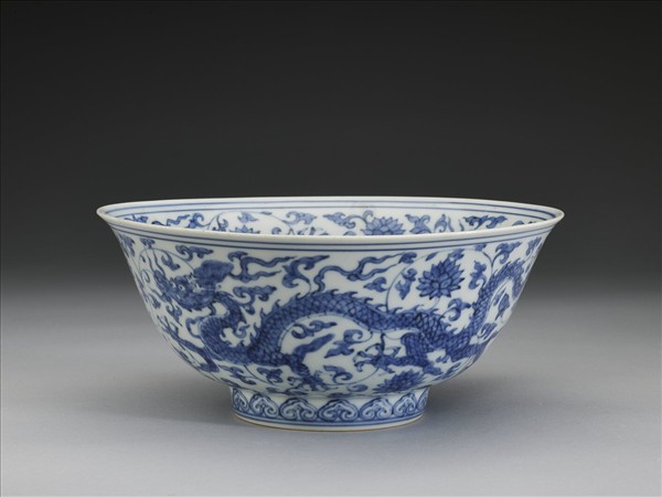 青花番蓮龍紋碗
