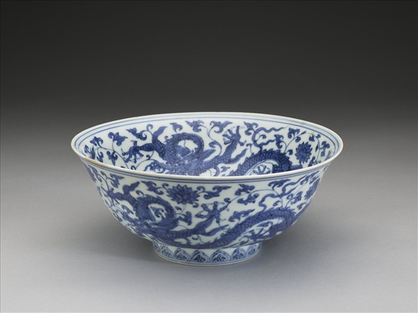 青花番蓮龍紋碗