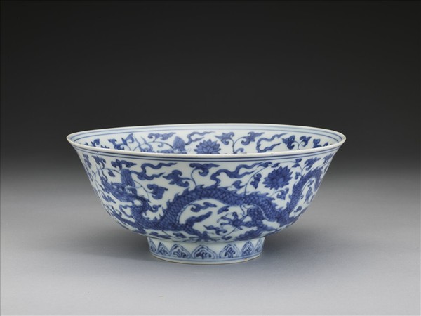 青花番蓮龍紋碗