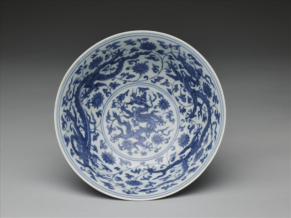 青花番蓮龍紋碗