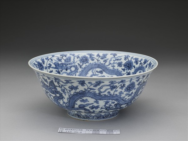 青花番蓮龍紋碗
