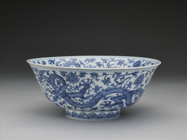 青花番蓮龍紋碗