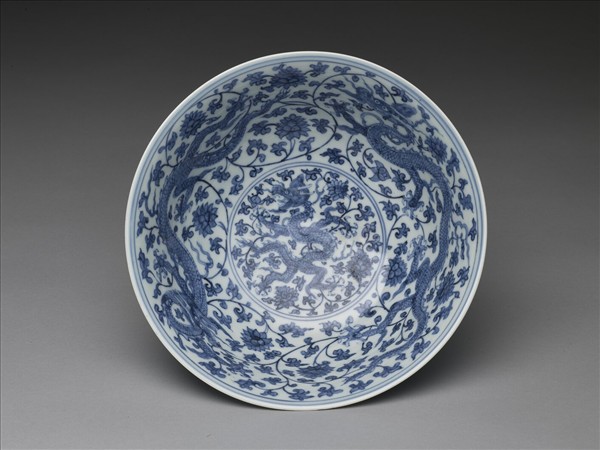 青花番蓮龍紋碗