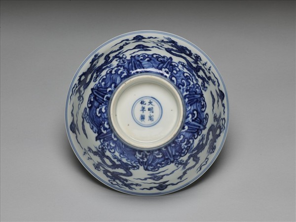青花壽山福海龍紋碗