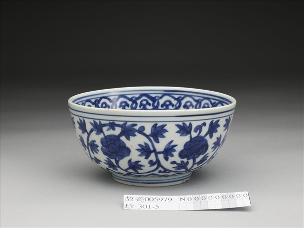 青花牡丹紋碗