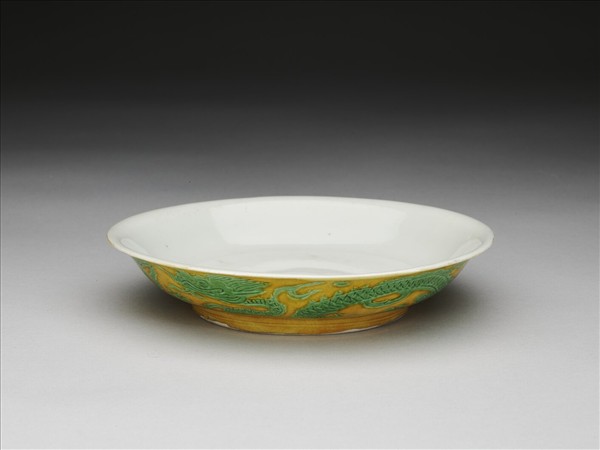 黃地綠彩雙龍戲珠紋盤