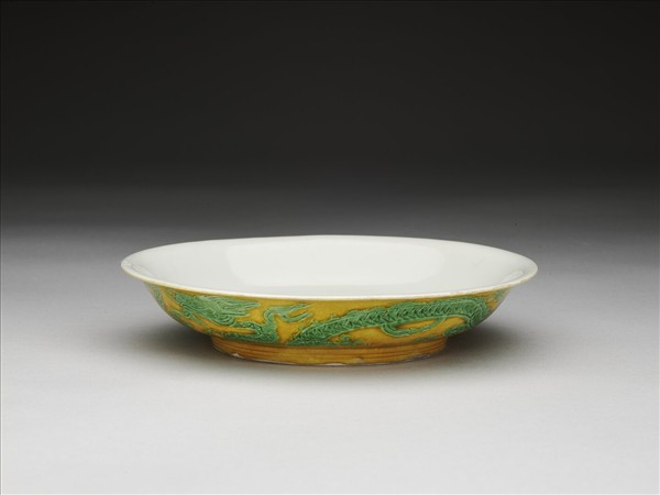 黃地綠彩雙龍戲珠紋盤
