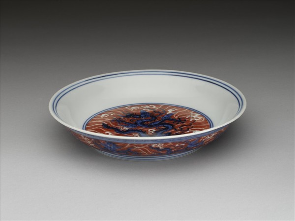 青花紅彩波濤龍紋盤