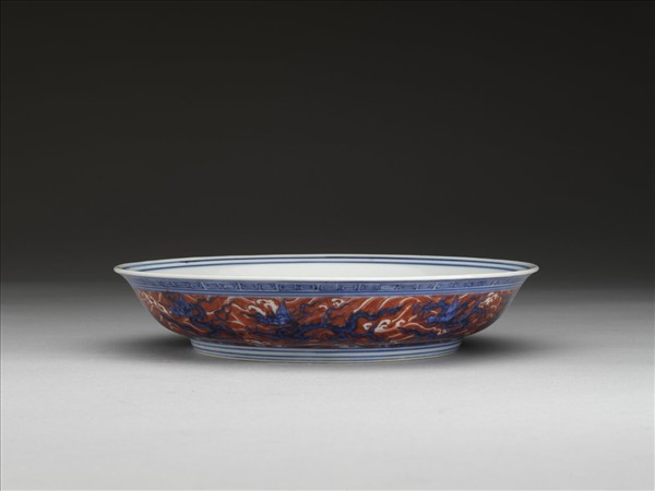 青花紅彩波濤龍紋盤